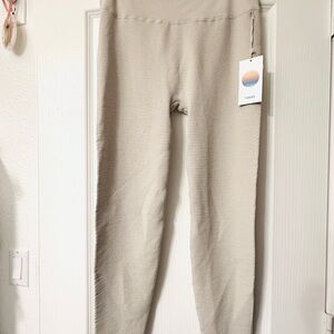 Vuori High-Waisted Waffle Seamless Leggings in Ecru - L